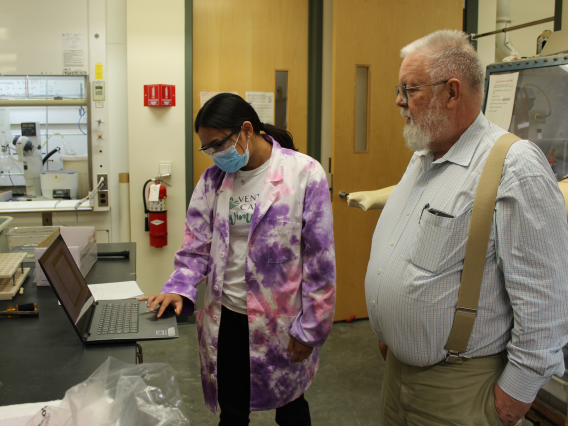 Image of Robin Polt coaching undergraduate student Hannah Kuo Feinberg as she works on a glycopeptide project in Polt’s lab.